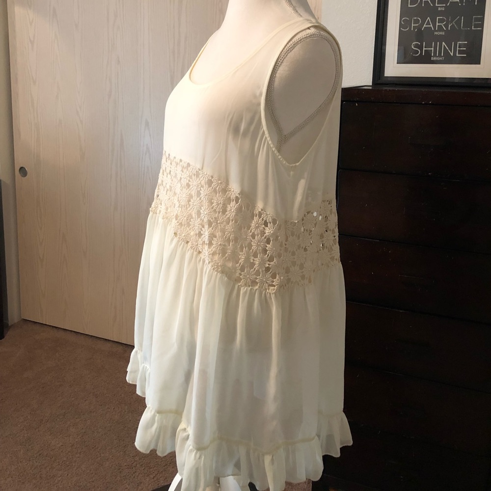 Adorable light sleeveless top.  Gypsy Junkies m/l